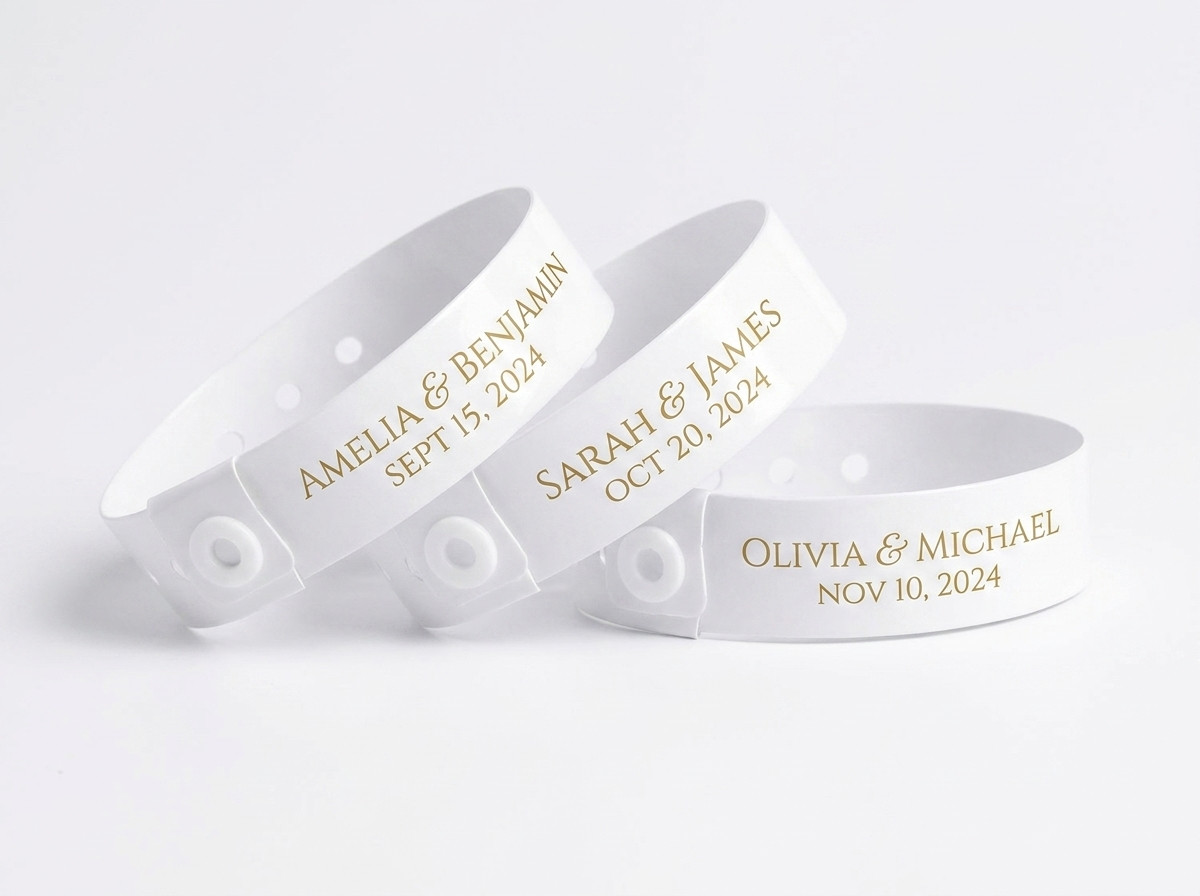 Personalisierte Hochzeitsarmbänder mit goldenen Vornamen und Datum auf elegantem weissem Untergrund
